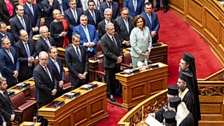 El ex primer ministro griego y líder del partido Nueva Democracia, tercero a la derecha en primera fila, asiste a la ceremonia de juramento en el Parlamento.
