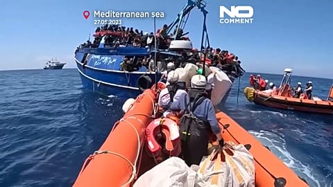 Entrega de chalevos salva vidas durante el rescate de 599 migrantes en el Mediterráneo central. 