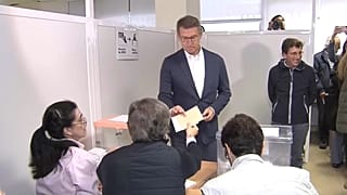 El líder del PP, Alberto Núñez Feijóo, acude a votar