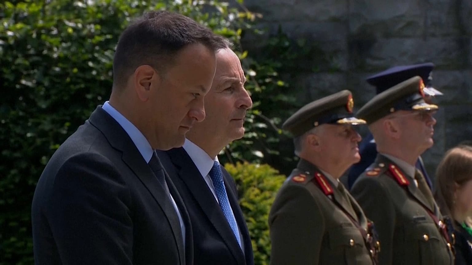Leo Varadkar und Micheál Martin legten bei der Zeremonie, an die sich eine Schweigeminute anschloss, gemeinsam einen Kranz nieder.