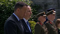 Leo Varadkar und Micheál Martin legten bei der Zeremonie, an die sich eine Schweigeminute anschloss, gemeinsam einen Kranz nieder.