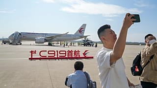 Первый полёт отечественного пассажирского авиалайнера – повод для селфи.