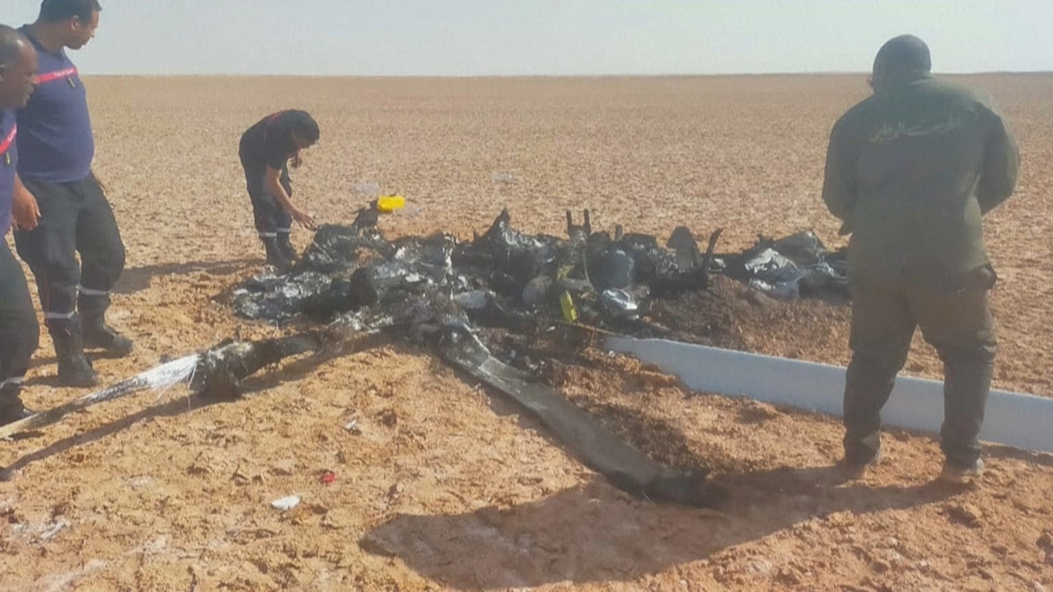 آثار تحطم طائرة صغيرة 