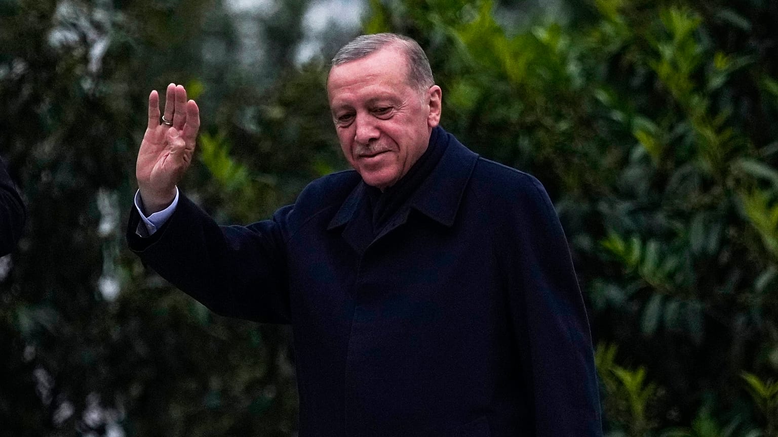 الرئيس التركي رجب طيب أردوغان وهو يلوح بيده لمناصريه المحتشدين خارج مقر إقامته في اسطنبول بعد فوزه بالانتخابات الرئاسية 