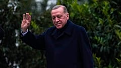 الرئيس التركي رجب طيب أردوغان وهو يلوح بيده لمناصريه المحتشدين خارج مقر إقامته في اسطنبول بعد فوزه بالانتخابات الرئاسية 