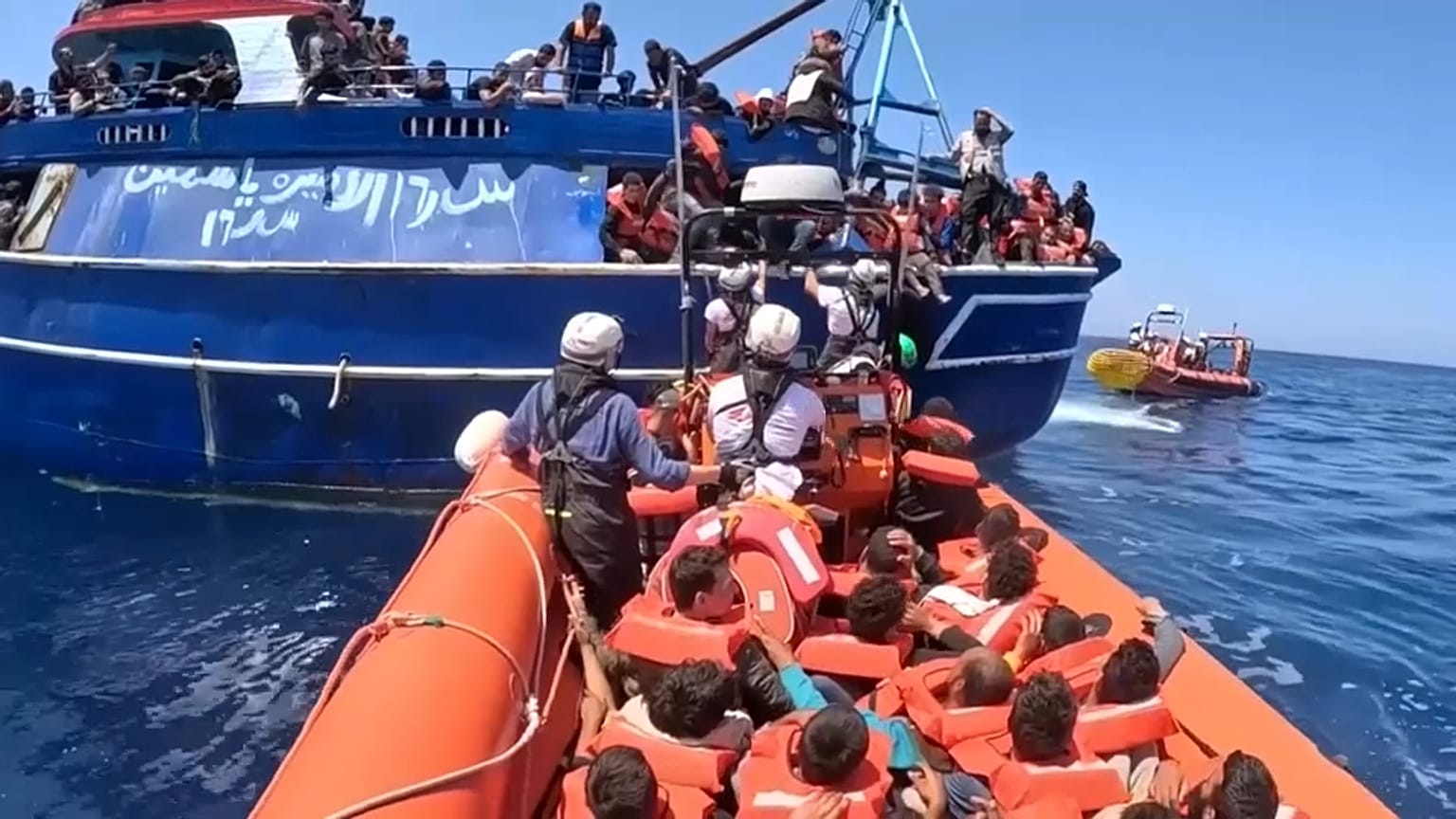"أطباء بلا حدود" ينقذون مئات المهاجرين على متن قارب في البحر الأبيض المتوسط. 2023/05/27