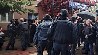 Kisebbségi szerb tüntetők és rendőrök dulakodnak az észak-koszovói Zvecanban