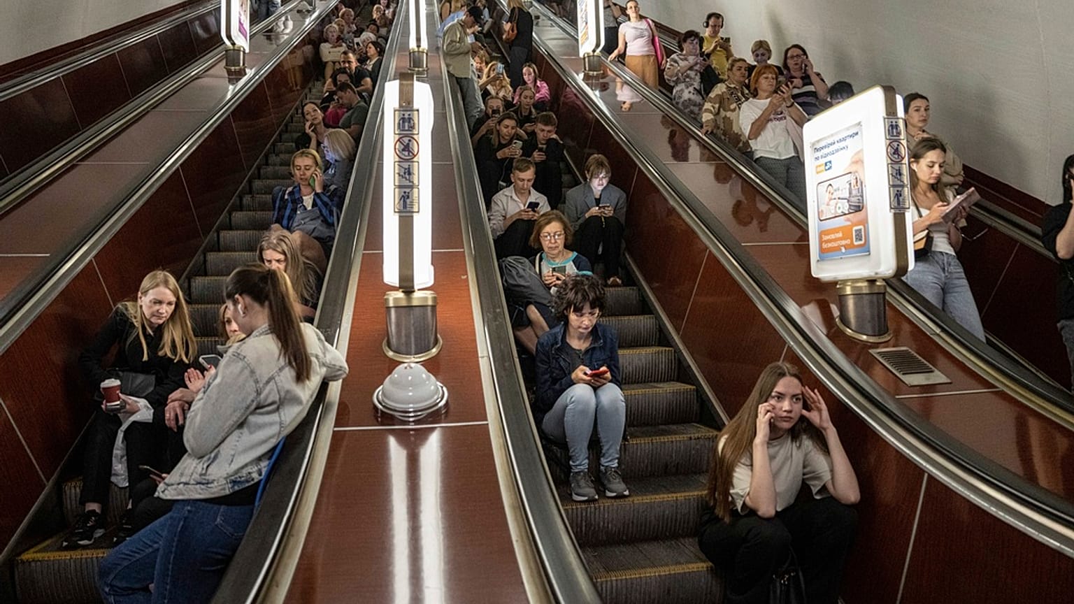Des personnes se sont réfugiées dans une station de métro lors d'une attaque de missiles russes à Kyiv, en Ukraine, le lundi 29 mai 2023.