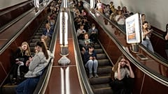 Des personnes se sont réfugiées dans une station de métro lors d'une attaque de missiles russes à Kyiv, en Ukraine, le lundi 29 mai 2023.