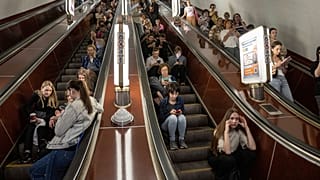 Des personnes se sont réfugiées dans une station de métro lors d'une attaque de missiles russes à Kyiv, en Ukraine, le lundi 29 mai 2023.