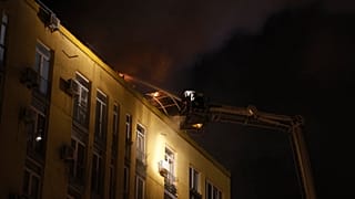 Tűzoltók oltják a tüzet egy kijevi robbantás után.