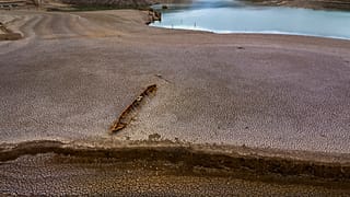 Обмелевшее водохранилище к северу от Барселоны