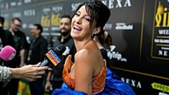 الممثلة الكندية المغربية نورا فتحي أثناء مشاركتها في حفل توزيع جوائز الأفلام الهندية في أبو ظبي