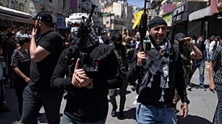 فلسطينيون من مجموعة عرين الأسد خلال تشييع جثامين رفاقهم الذين قتلتهم القوات الإسرائيلية. نابلس. 2023/05/04