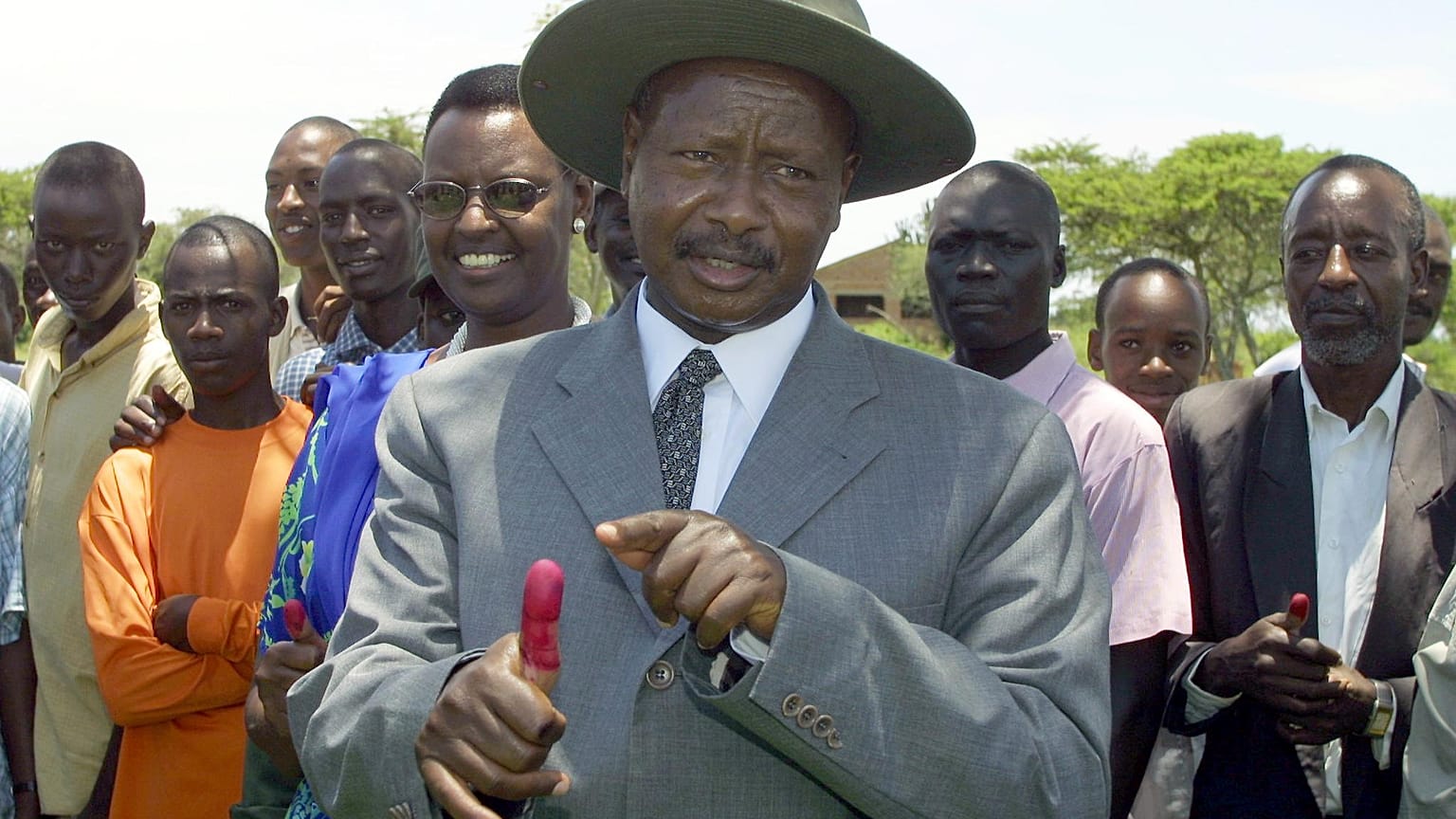 Museveni ugandai elnök festékes ujját mutatja, miután leadta szavazatát Nsveregiében 2001. március 12-én