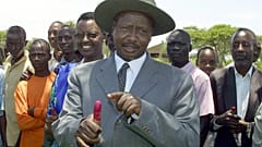 Museveni ugandai elnök festékes ujját mutatja, miután leadta szavazatát Nsveregiében 2001. március 12-én