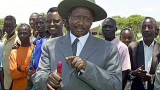 Museveni ugandai elnök festékes ujját mutatja, miután leadta szavazatát Nsveregiében 2001. március 12-én