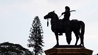 مجسمه تیپو سلطان در باغ گیاه‌شناسی بنگالورو در هند