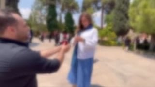 عکسی از ویدئوی منتشر شده از خواستگاری در حافظیه شیراز