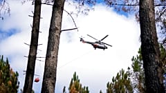 Un helicóptero de la flota europea trabaja en la lucha contraincendios.