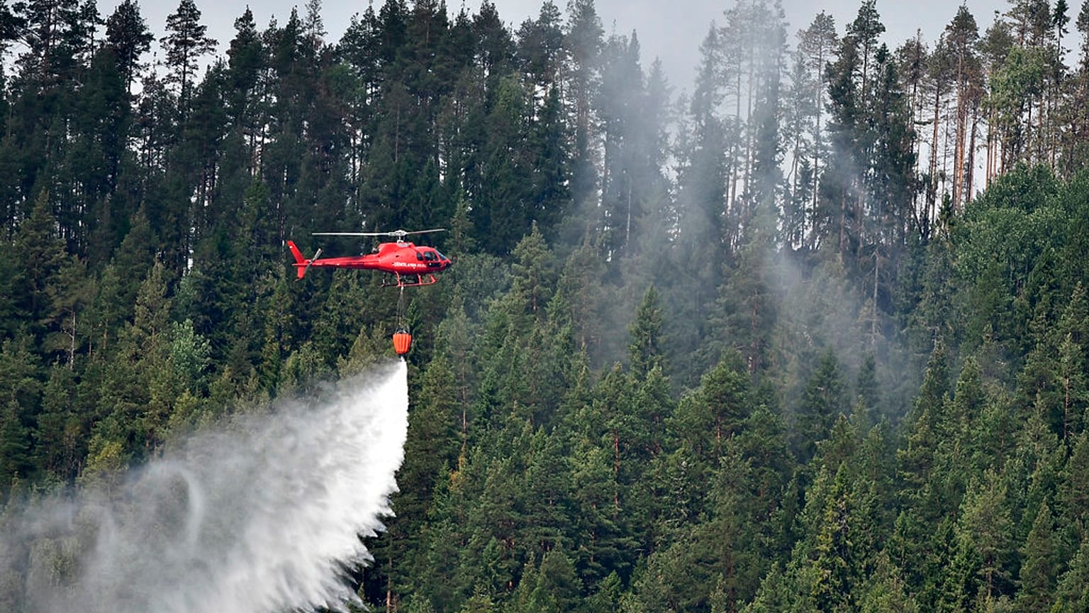 Ein Löschhubschrauber in Schweden im Sommer 2018