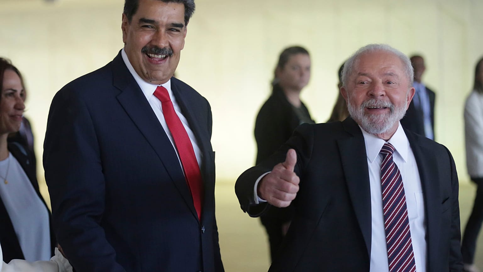 Nicolas Maduró venezuelai (balra) és Luis Inacio Lula da Silva brazil elnök Brazíliavárosban 2023.05.29-én. 
