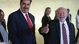 Nicolas Maduró venezuelai (balra) és Luis Inacio Lula da Silva brazil elnök Brazíliavárosban 2023.05.29-én. 