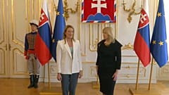 EP-Präsidentin Roberta Metsola in Bratislava (links)