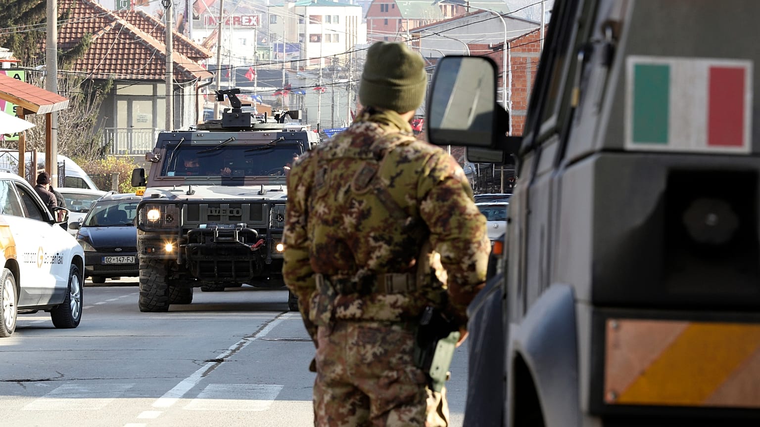 Итальянские военнослужащие KFOR в сербской части разделённого города Косовска-Митровица.