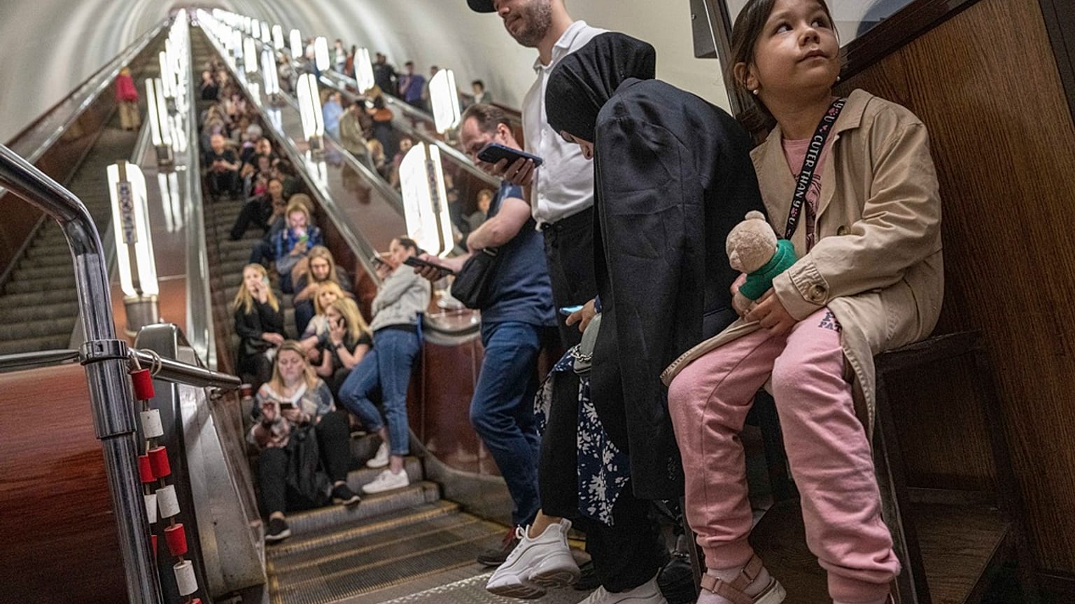Des habitants de Kyiv réfugiés dans le métro après le retentissement de sirènes d'alerte, le 29 mai 2023