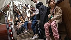 Des habitants de Kyiv réfugiés dans le métro après le retentissement de sirènes d'alerte, le 29 mai 2023