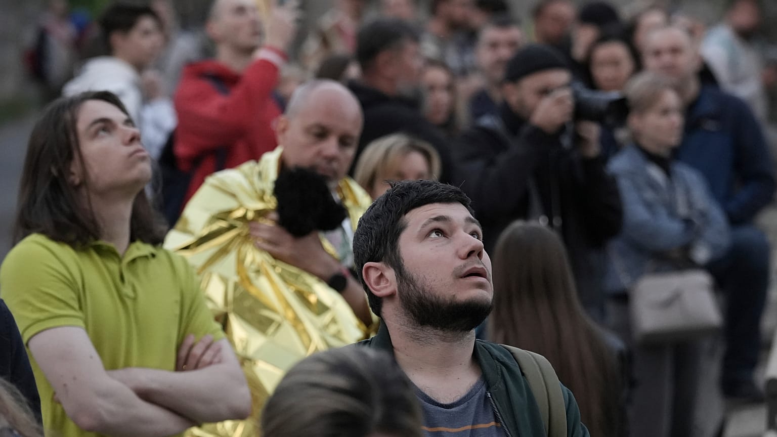 Эвакуированные жители одного из домов в Киеве
