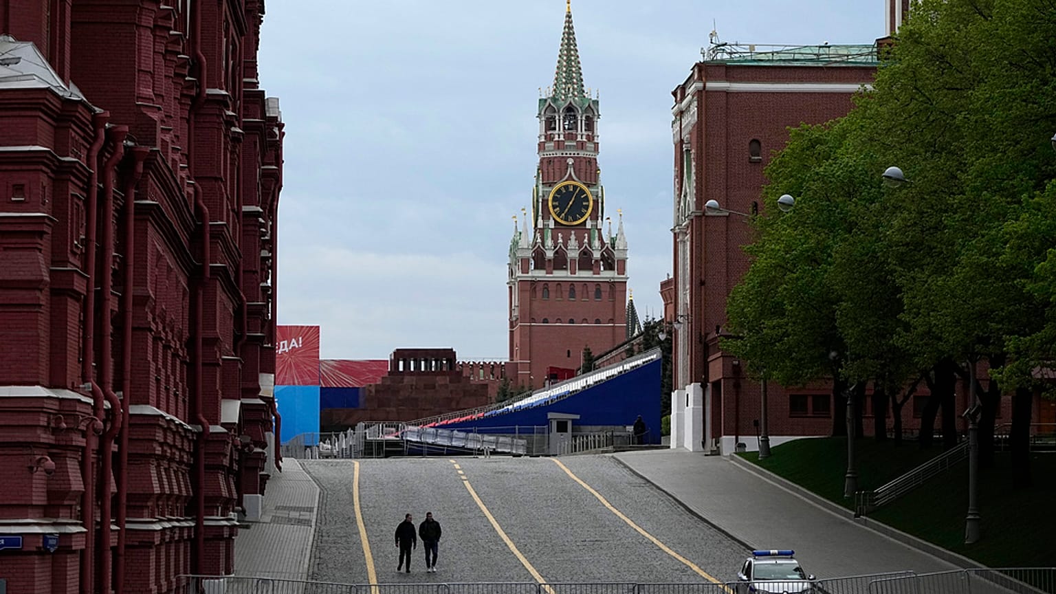 Vue de la Place Rouge fermée pour la préparation du défilé de la Victoire, avec la Tour Spasskaya au centre, à Moscou, Russie, le mercredi 3 mai 2023.