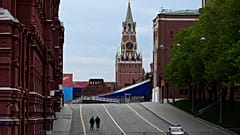 Vue de la Place Rouge fermée pour la préparation du défilé de la Victoire, avec la Tour Spasskaya au centre, à Moscou, Russie, le mercredi 3 mai 2023.