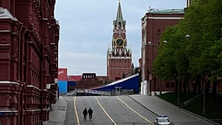 Vue de la Place Rouge fermée pour la préparation du défilé de la Victoire, avec la Tour Spasskaya au centre, à Moscou, Russie, le mercredi 3 mai 2023.