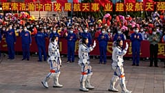 Les astronautes chinois de la mission Shenzhou-16, de gauche à droite, Gui Haichao, Zhu Yangzhu et Jing Haipeng, saluent la cérémonie d'envoi de leur mission spatiale.