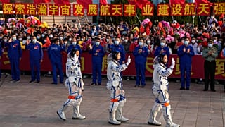 Les astronautes chinois de la mission Shenzhou-16, de gauche à droite, Gui Haichao, Zhu Yangzhu et Jing Haipeng, saluent la cérémonie d'envoi de leur mission spatiale.