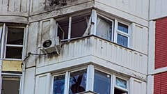 Drohnen- oder Trümmerteile trafen das Obergeschoss einens Moskauer Wohnblocks 