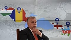 Der ungarische Ministerpräsident Viktor Orban steht vor einem Bildschirm mit den Ländern, die eine strategische Energiepartnerschaft unterzeichnet haben. 17. Dezember 2022