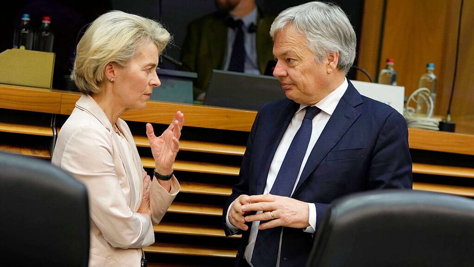 Ursula von der Leyen junto a Didier Reynders