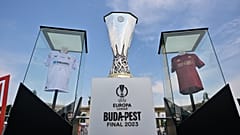 Az Európa-liga trófeája és a két döntős csapat meze a budapesti Hősök terén