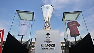 Az Európa-liga trófeája és a két döntős csapat meze a budapesti Hősök terén