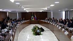  الرئيس البرازيلي لويس إيناسيو لولا دا سيلفا، إلى اليمين، والرئيس الفنزويلي نيكولاس مادورو، إلى اليسار، يعقدان اجتماعاً ثنائياً مع وفديهما في قصر بلانالتو في برازيليا، البرازي