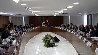  الرئيس البرازيلي لويس إيناسيو لولا دا سيلفا، إلى اليمين، والرئيس الفنزويلي نيكولاس مادورو، إلى اليسار، يعقدان اجتماعاً ثنائياً مع وفديهما في قصر بلانالتو في برازيليا، البرازي