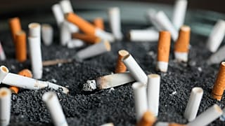 Des mégots de cigarettes dans un cendrier, le 28 mars 2019, à New York.