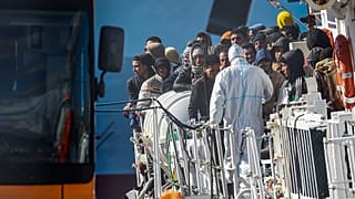 Menekülők partra szállása Olaszországban