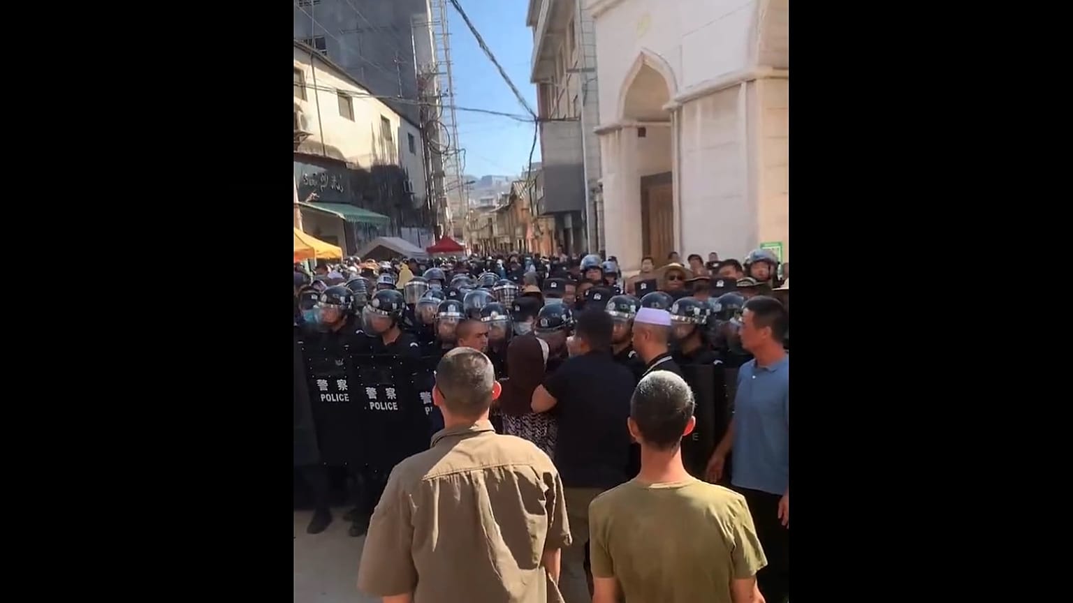 تعزيزات أمنية ومتظاهرون أمام مسجد ناجياينغ في مدينة ناغو الصينية