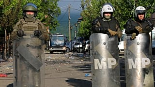 سربازان KFOR، جبهه و افسران پلیس کوزوو از ساختمان شهرداری پس از درگیری های دیروز بین صرب ها و نیروهای حافظ صلح KFOR به رهبری ناتو در شهر Zvecan در شمال کوزوو،  محافظت می کنند.