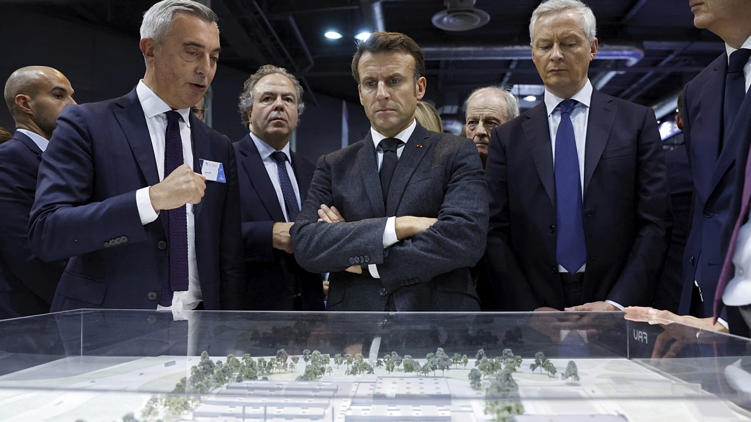 Macron francia elnök gazdasági vezetőkkel a tavalyi Párizsi Autószalonon