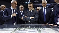 Macron francia elnök gazdasági vezetőkkel a tavalyi Párizsi Autószalonon